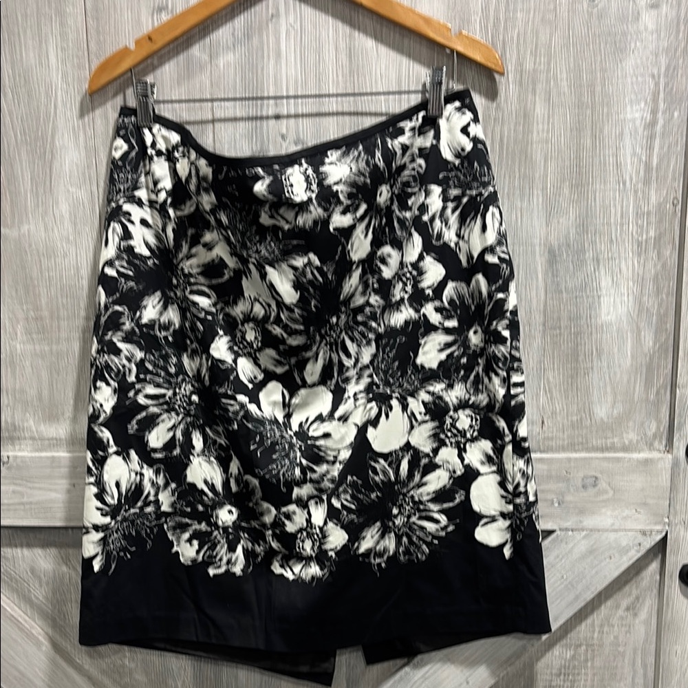 Ann Taylor women’s size 18 black & white floral skirt NWT! U1